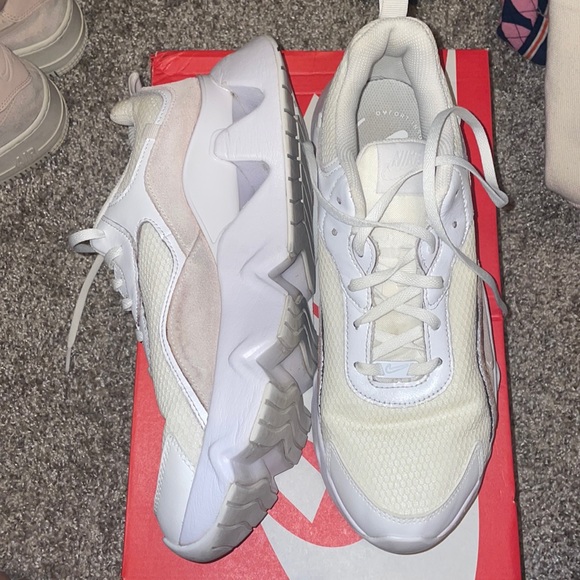 Nike RYZ Sneakers - Picture 3 of 4